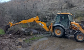 Отстранети одрони на локални патни правци во Кочанско