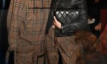 Бруклин Бекам бара од родителите да комуницираат само преку адвокати