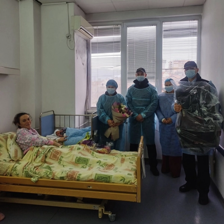 Првото бебе во 2026 година во Кочани доби подарок од РСБСП – детско седиште за автомобил