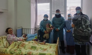 Првото бебе во 2026 година во Кочани доби подарок од РСБСП – детско седиште за автомобил