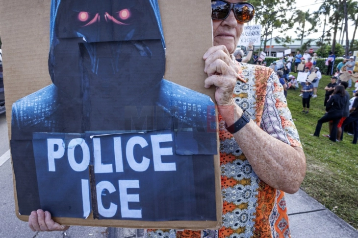 Анкета: Сè повеќе Американци се против тактиките на имигрантските власти