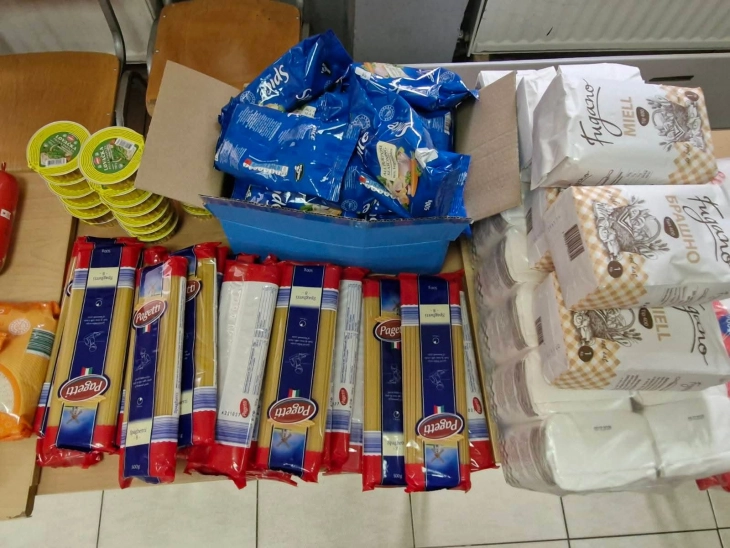 Хуманост на дело - ОО Црвен крст Виница подели 27 пакети на граѓани