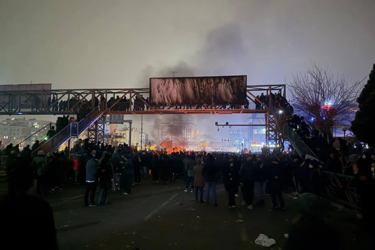 Numri i viktimave në protestat iraniane arrin në 116, protestuesit shpallen “armiq të Zotit”