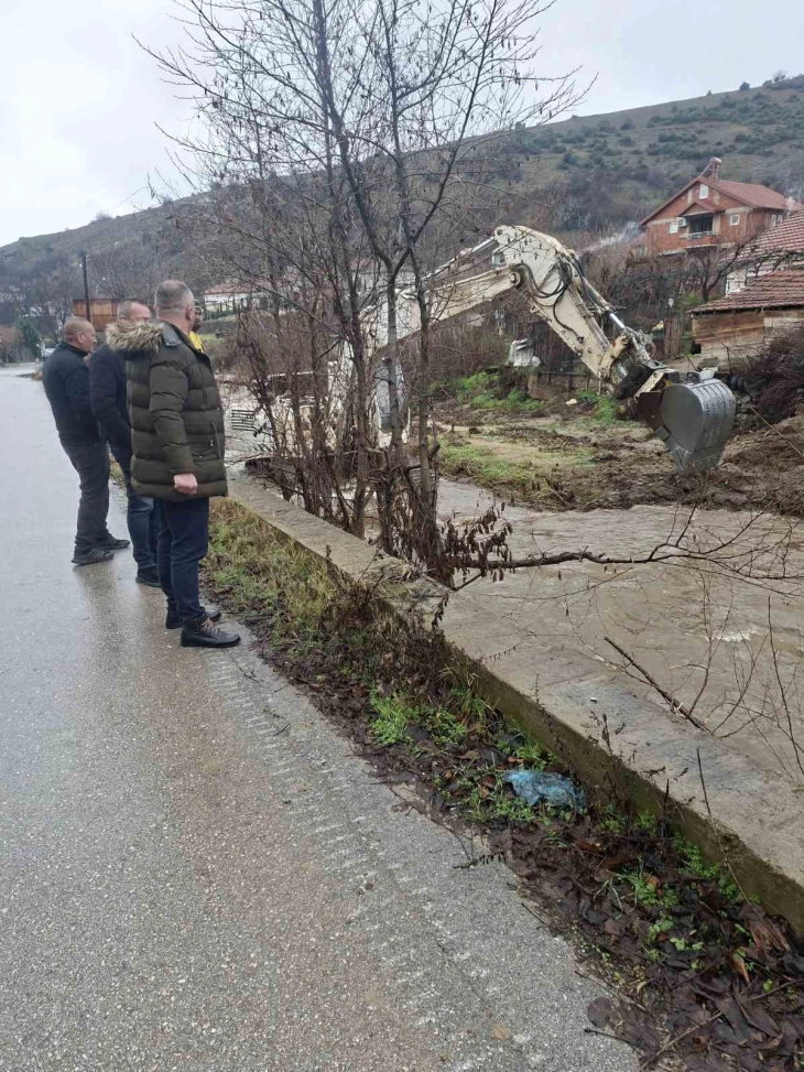 Водата од Масалница ризична за патот Оризари - Добра Вода, екипи со механизација се на терен