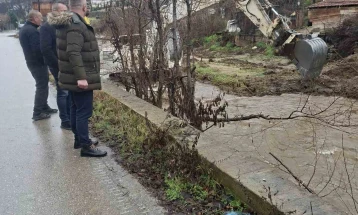 Водата од Масалница ризична за патот Оризари - Добра Вода, екипи со механизација се на терен