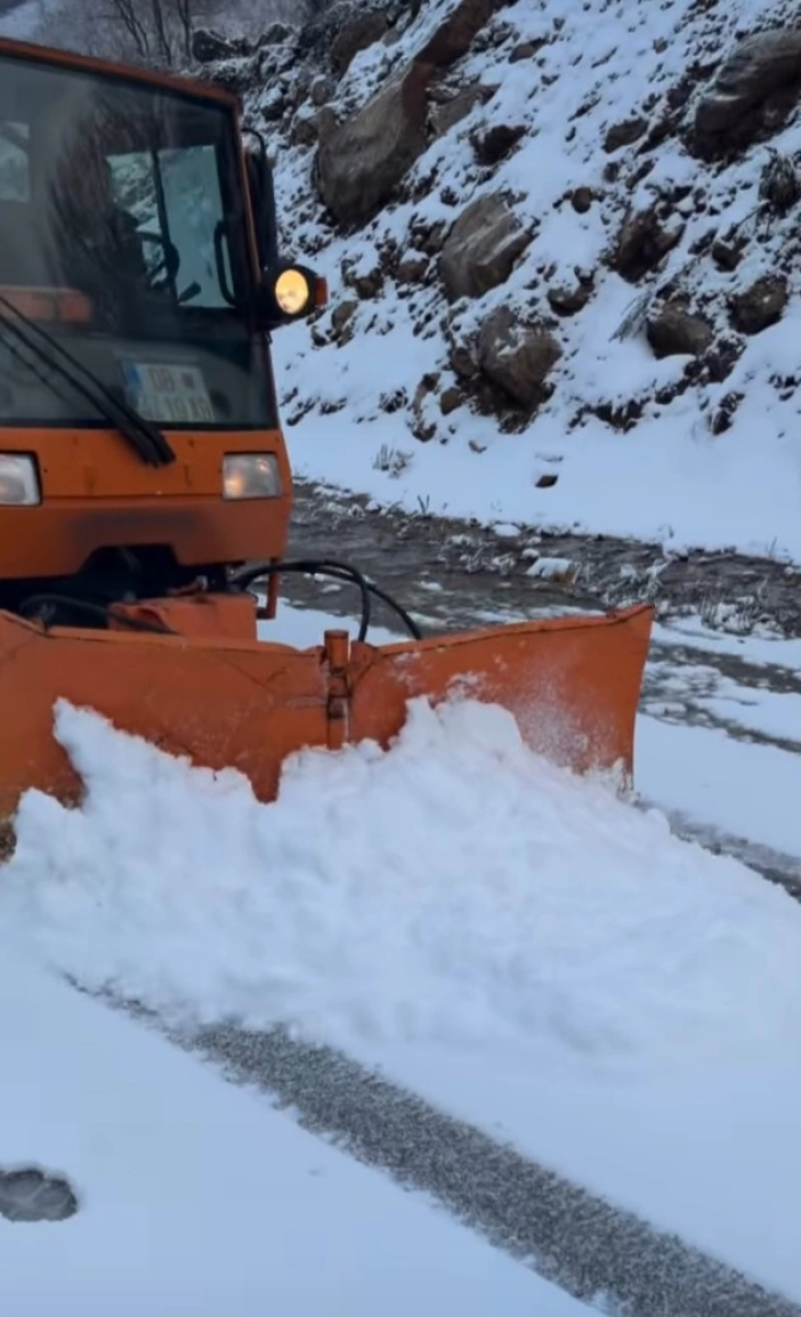Të gjitha rrugët në komunën e Dibrës janë pastruar nga bora, rekomandohet kujdes