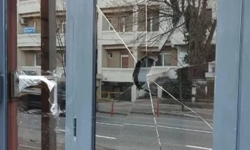 MPB: Ka paraqitje për dëmtim të xhamit në derën hyrëse të Ambadsadës së Bullgarisë