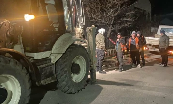 ЈП „Водовод“ продолжува со санација на дефектот на цевка во кумановската населба „Перо Чичо“