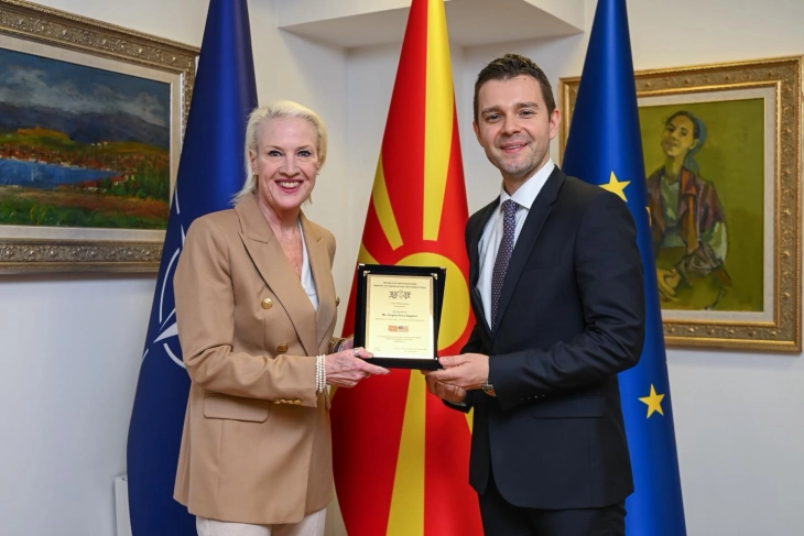  Муцунски на проштална средба со амбасадорката Агелер