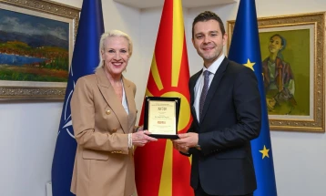  Муцунски на проштална средба со амбасадорката Агелер