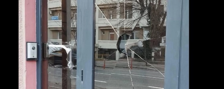 Приведено лицето кое го оштети стаклото на влезната врата на Бугарската амбасада