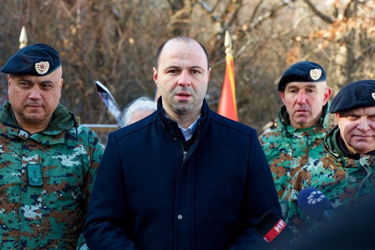 Министерот Мисајловски и генералот Лафчиски положија цвеќе на спомен-обележјето кај Катлановско Блаце по повод 18 години од хеликоптерската несреќа