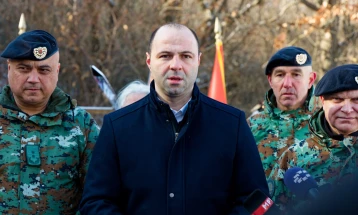 Министерот Мисајловски и генералот Лафчиски положија цвеќе на спомен-обележјето кај Катлановско Блаце по повод 18 години од хеликоптерската несреќа