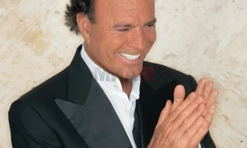 Хулио Иглесијас обвинет за сексуален напад врз две жени