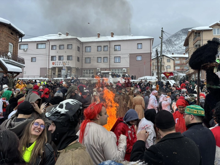Со палење на маските и василичарско оро завршува Вевчанскиот карневал