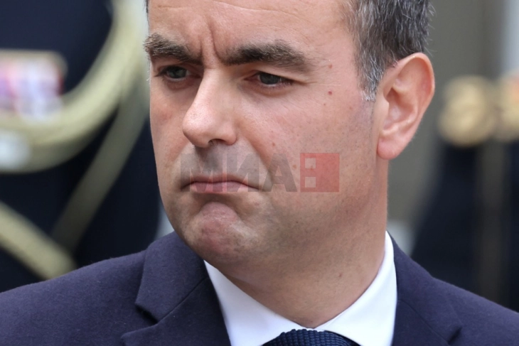 Француската влада денеска пред две гласања за недоверба во парламентот