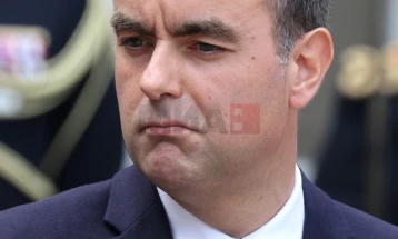 Француската влада денеска пред две гласања за недоверба во парламентот