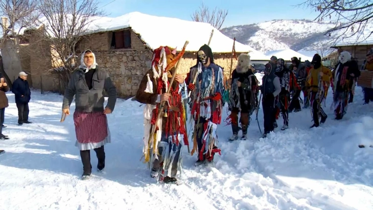 Етнолозите од Музеј Куманово ги документираат обичаи за Василица