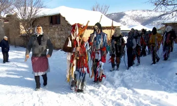 Етнолозите од Музеј Куманово ги документираат обичаи за Василица