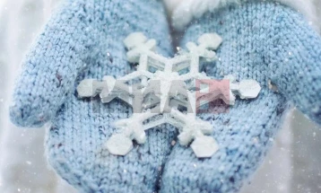 Mot i qëndrueshëm dhe më i ngrohtë deri të premten, gjatë fundjavës shi dhe borë në pjesët malore