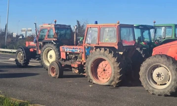 Вандализирани трактори на двајца земјоделци кои присуствуваа на средбата со Мицотакис