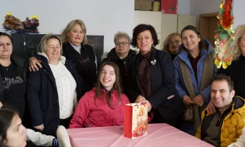 Стаменкоска-Трајкоска: Дружење, пита со паричка и донација за Клубот на деца со церебрална парализа во Расадник