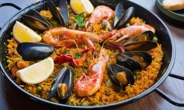 Паелја – медитеранска класика со морски плодови