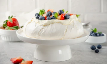 Павлова торта со јагоди и боровинки