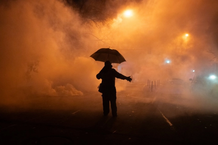 Страв и гнев се шират во Минеаполис по уште едно пукање од страна на федерален агент