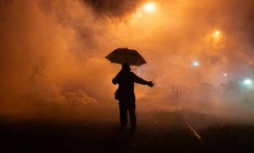 Страв и гнев се шират во Минеаполис по уште едно пукање од страна на федерален агент