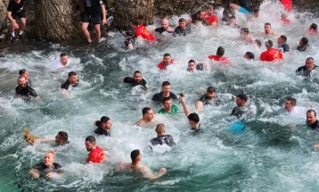 За два дена  пријавени над 100 верници за положувањето на  Светиот крст во водите на Радика