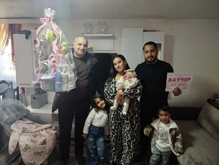 Градоначалникот Костадиновски го посети домот на првороденото во Виница во 2026-та