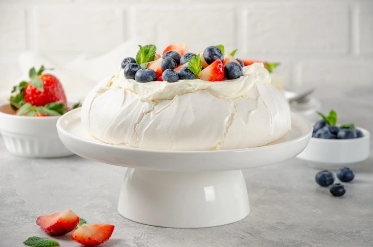 Tortë me luleshtrydhe dhe boronica