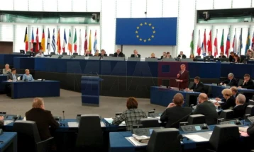 Fon der Lajen dhe eurokomisarët nuk do të marrin pjesë në votimin e mosbesimit ndaj KE-së në Parlamentin Evropian