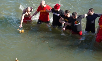 Подготовки за Водици: Досега 140 пријавени за фаќање на крстот во Вардар на мостот „Слобода“ во Скопје