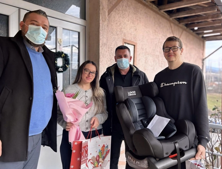 Градоначалникот на Пробиштип додели пригодни подароци на првороденото дете во 2026 година