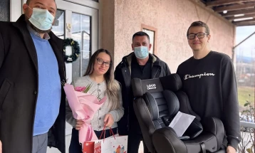 Градоначалникот на Пробиштип додели пригодни подароци на првороденото дете во 2026 година