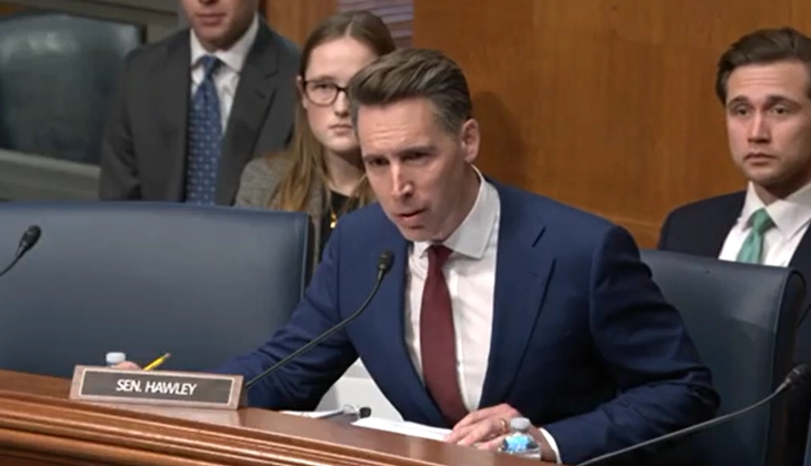 Сослушување во Сенатот: Дали мажите можат да забременат? Лекарка 11 пати одбива да му одговори на сенаторот Хаули