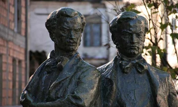 На денешен ден: Не го виде Охрид, не ја виде Струга, неговата т`га за југ заврши во зандана – во Цариград почина Константин Миладинов