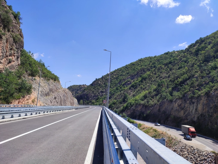 Собраќајот по наместа влажни коловози, нема задржувања на граничните премини