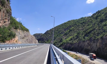 Собраќајот по наместа влажни коловози, нема задржувања на граничните премини