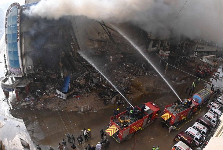 Të paktën 11 persona humbën jetën në zjarrin në një qendër tregtare në Pakistan