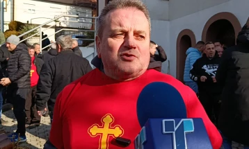 Јовица Илиески-Кара го фати осветениот крст за Богојавление-Водици во Тетово