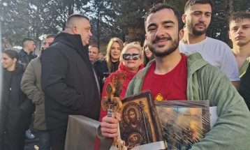 Борис Стефановски го фати крстот во црквата „Свети Никола“ во Куманово