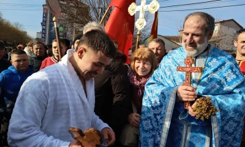 Средношколецот Кристијан го фати светиот крст во реката Луда Мара и посака здравје за сите 