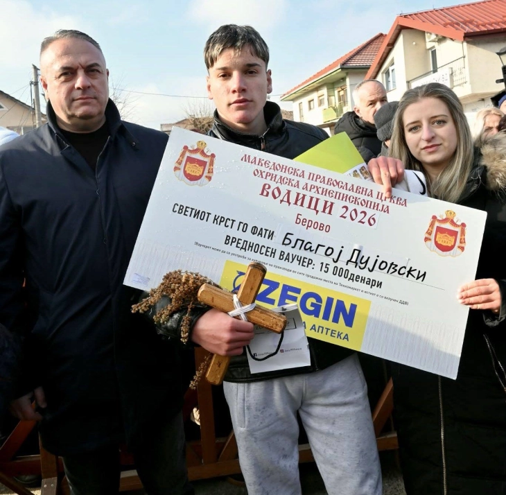 Богојавление – Водици во Берово: Благој Дујовски прв до светиот крст