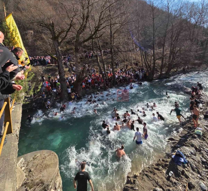 Во Радика по светиот крст скокнаа околу 300 верници, најсреќен Милко Божиновски од Ростуше