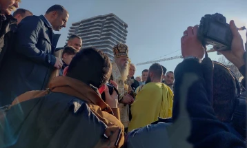 Дарко Митровиќ го фати крстот од водите на Вардар во Скопје