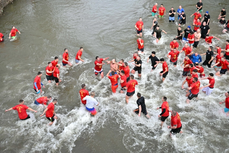 Во Штип на две локации во реката Брегалница беше положен светиот крст