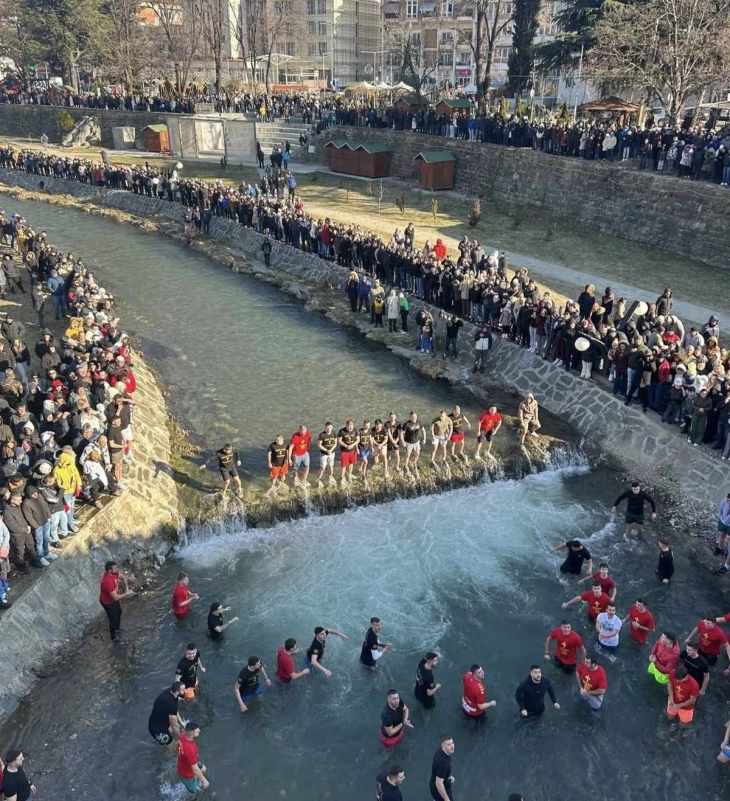 Наум Додевски го извлече светиот крст од Крива Река, во Крива Паланка одржана и „Пивтијада 2026